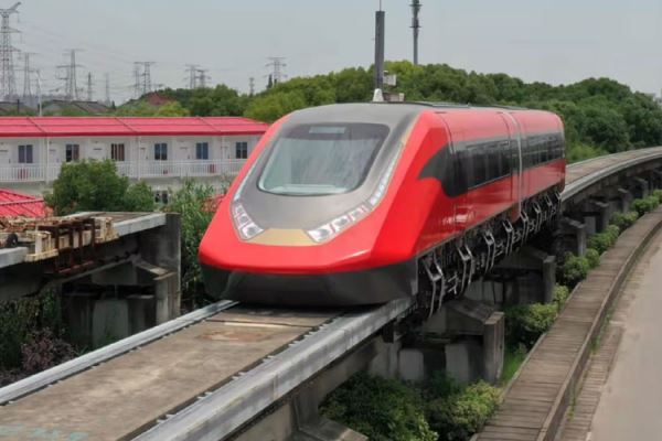 В Китае испытали поезд на магнитной подушке с уникальным беспроводным питанием